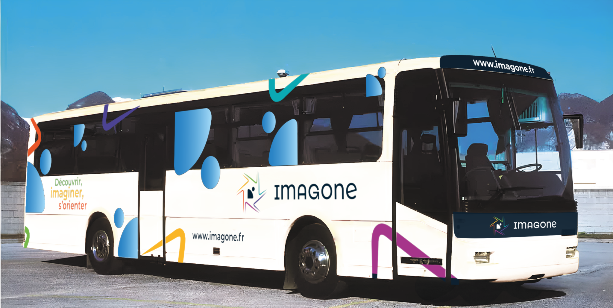 Mockup du ciné-bus IMAGONE, illustrant un véhicule itinérant aménagé pour l’orientation immersive et la valorisation des métiers.